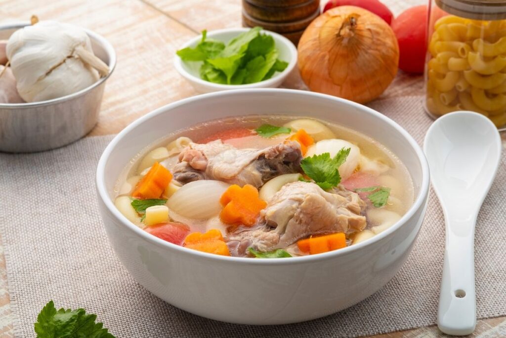 Lagi Kurang Fit? Sop Ayam Hangat Ini Bisa Jadi Penyelamat