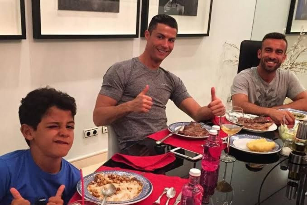 Cristiano Ronaldo Disebut Tak Pernah Minum Susu dalam Pola Hidup Sehatnya