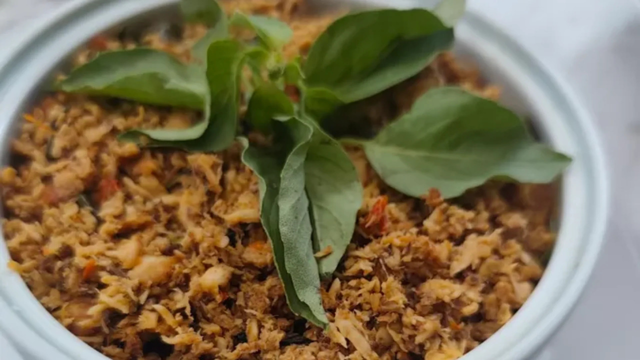 Simple Tapi Bikin Ketagihan! Ikan Tuna Suwir Kemangi, Makanan Bergizi Tinggi Ala Rumahan!